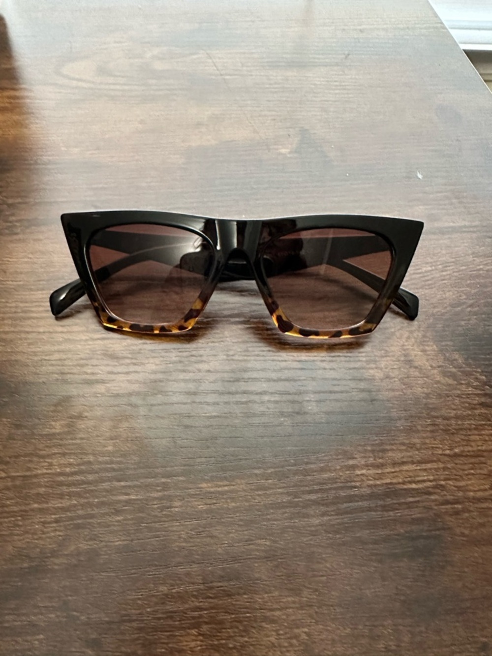 Stylish Black & Tortoiseshell Cat-Eye Women's Sunglasses